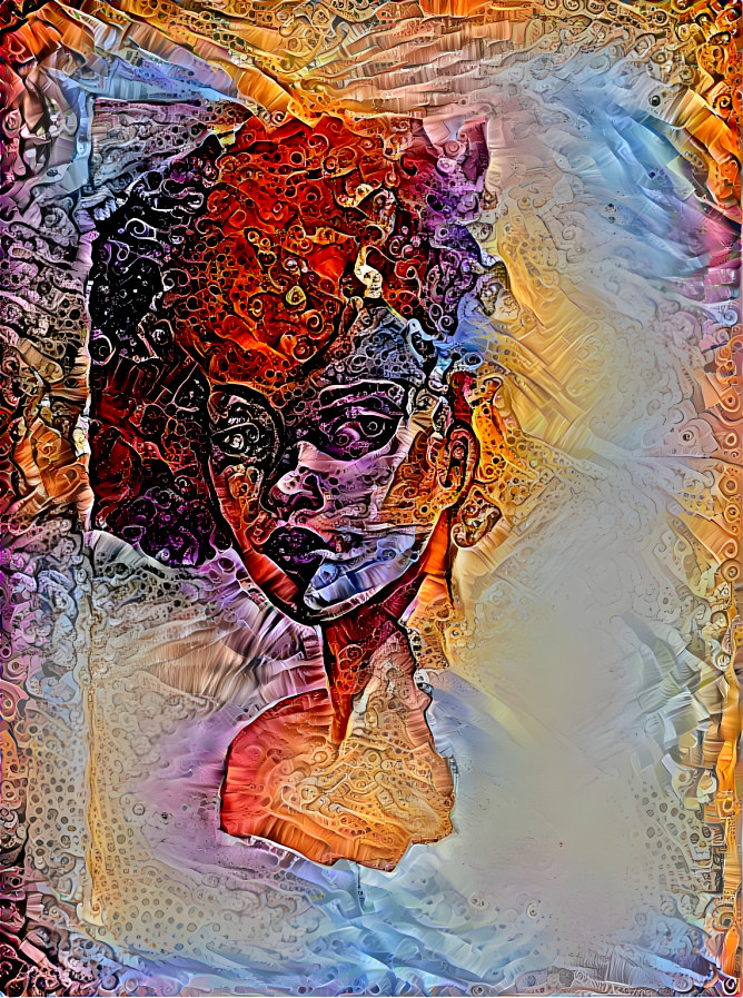 Femme aux cheveux roses regardant de côté