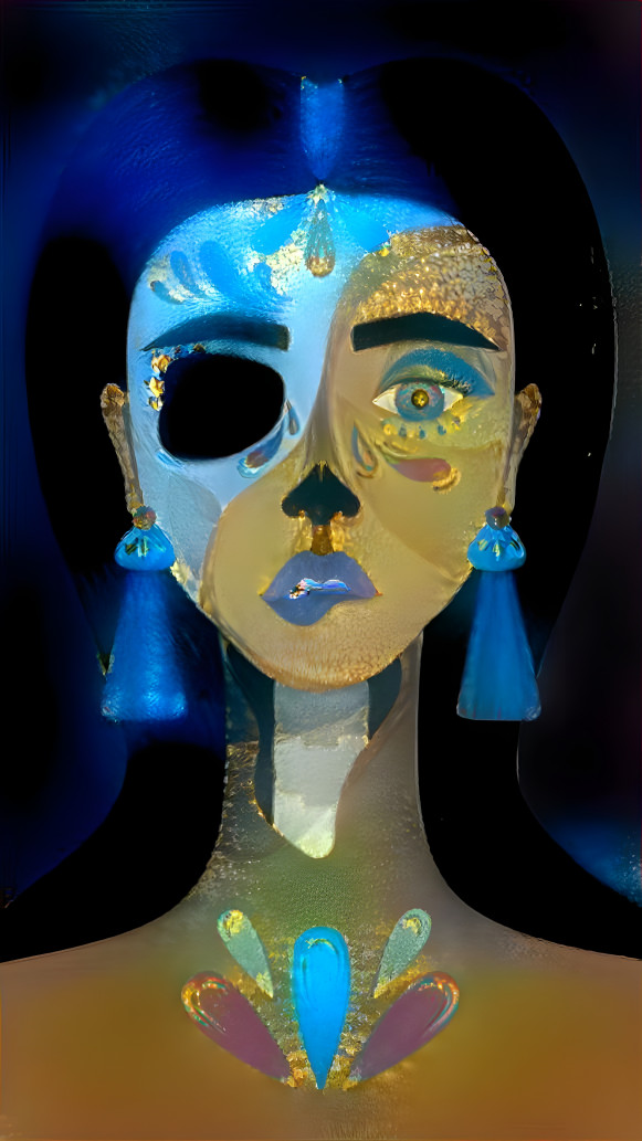 Femme avec son visage et son corps décorés 