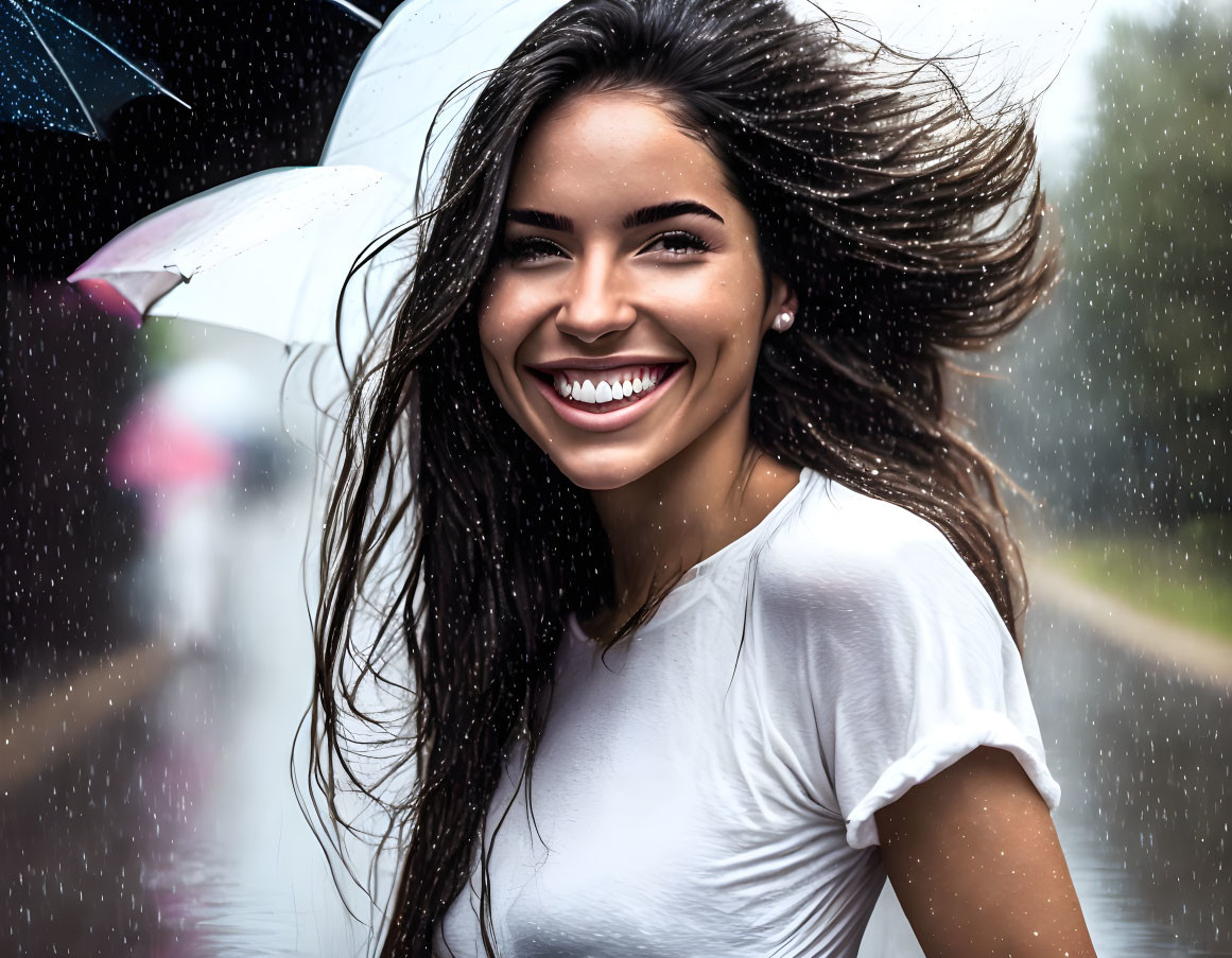 Mujer bajo la lluvia feliz