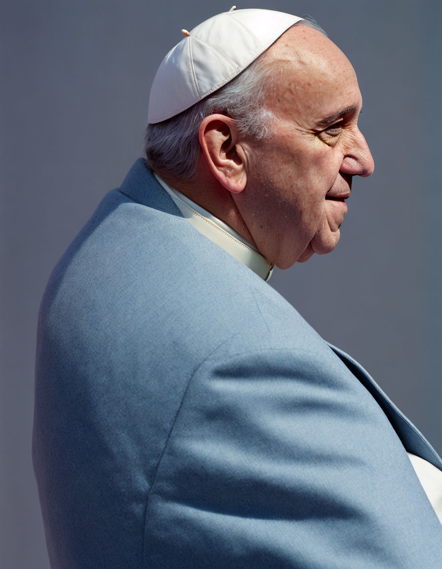 Papa Francisco vistiendo una chaqueta azul